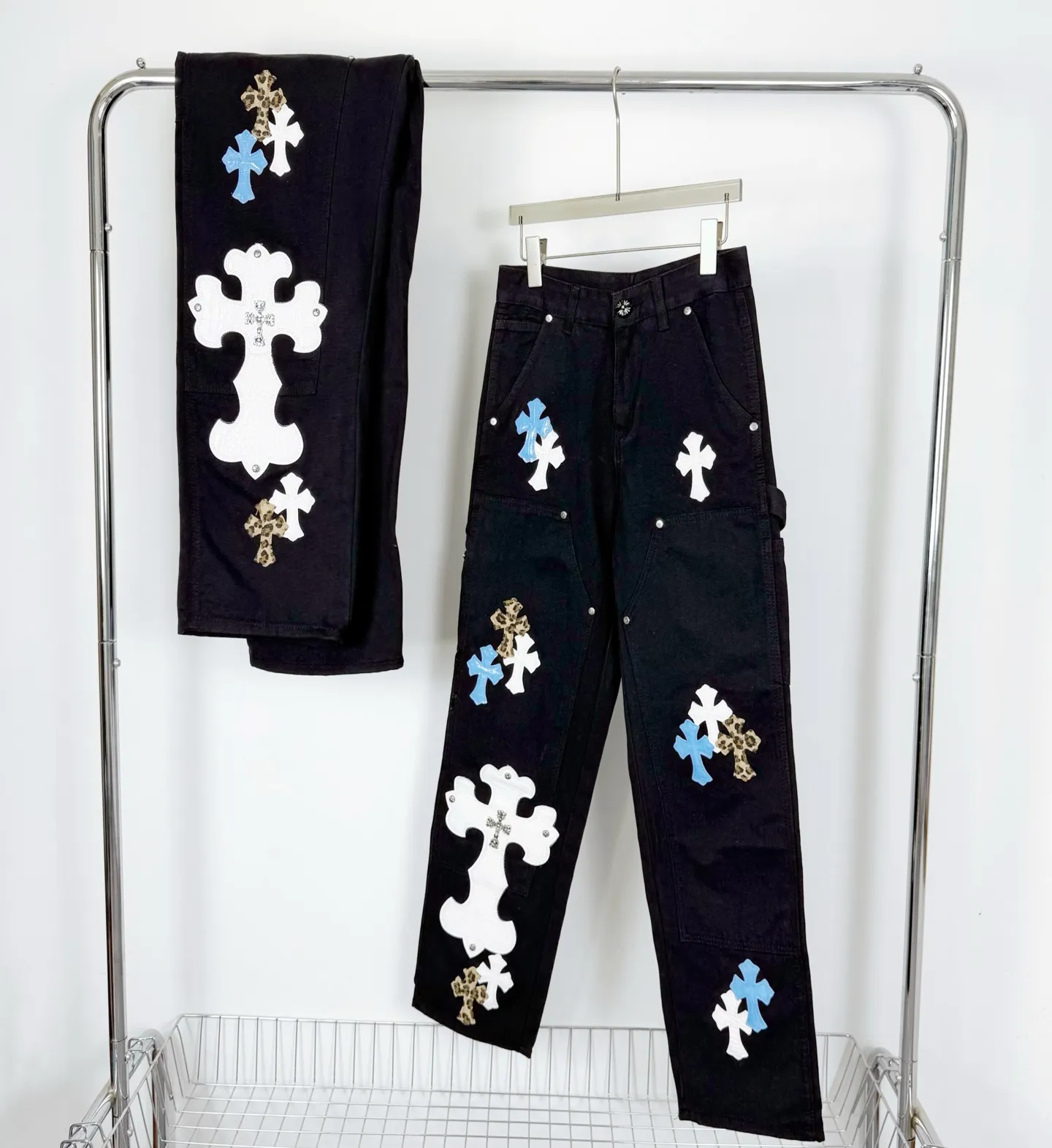 P290 model number: H860 chrome hearts Top Cow King F&F Limited to relatives and friends 1of1 Carhartt base version Jeans Three-dimensional version Loose and comfortable, not picky about body shape Look taller and slimmer Factory Seiko Original quality control Same style for men and women Can be matched with couples Versatile recommendation Must-have jeans for all seasons Hipsters have been disappointed From the quality selection of fabrics, the tailoring of details, and the matching of patterns are impeccable! The upper body is so handsome when worn...it can be easily worn by men, women and children! The craftsmanship is made of heavy-duty washed pure cotton denim fabric. After washing, it is soft and thick and looks very stylish when worn. Size: 28, 30, 32, 34, 36 (S-XXL) Color: black